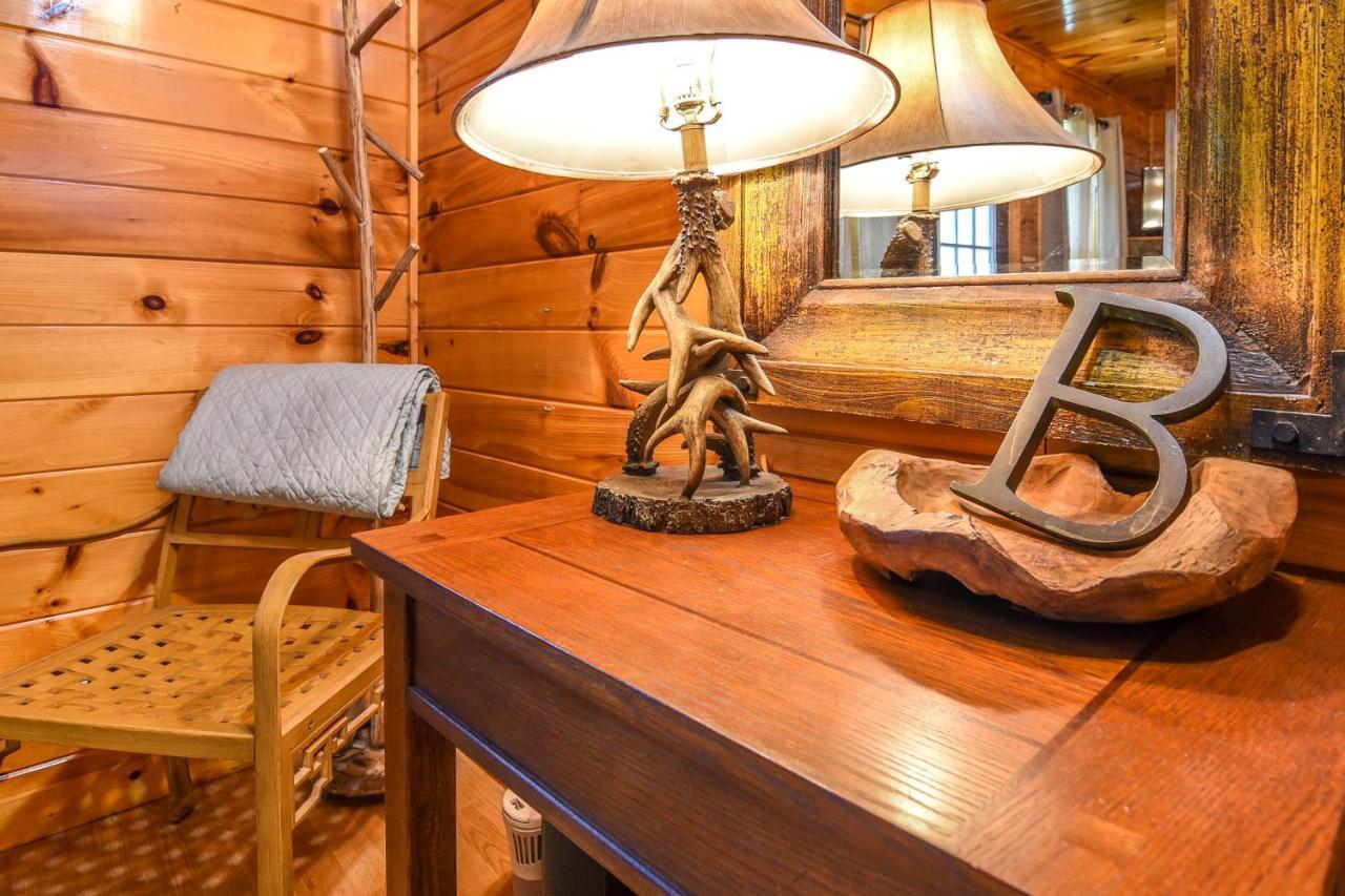 Permanent Vacation-Private Honeymoon Cabin With Hot Tub Севьервилл Экстерьер фото