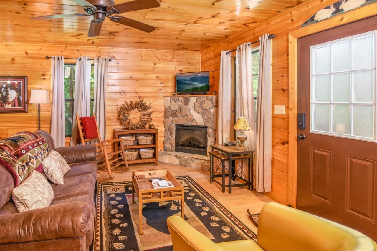 Permanent Vacation-Private Honeymoon Cabin With Hot Tub Севьервилл Экстерьер фото